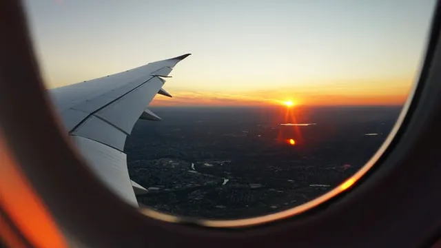 비행기 창밖에 보이는 도시