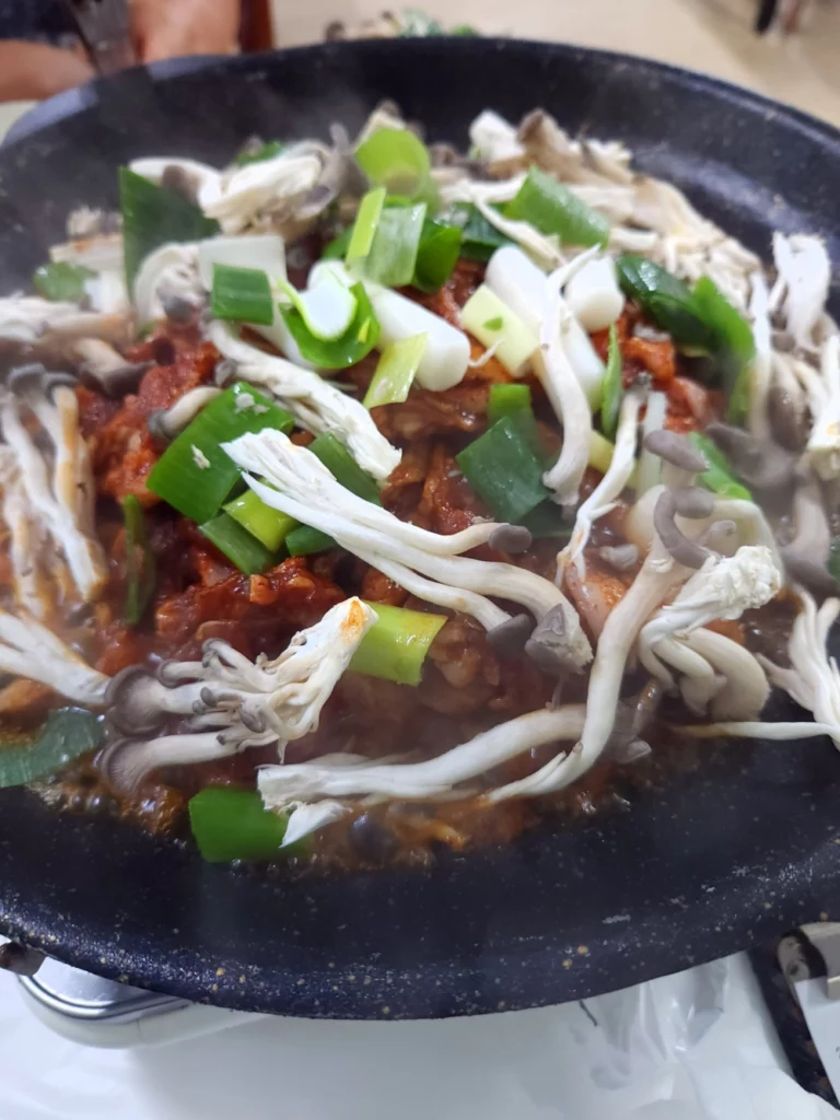 불판 위에 올라간 오리불고기