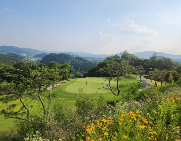 봄에 찍은 충주 킹스데일CC 전경