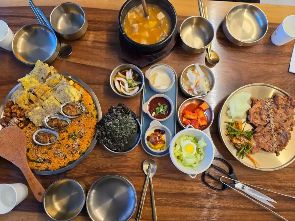 3. 닭구이와 육전꼬막비빔밥 그리고 찌개까지 한상 차림