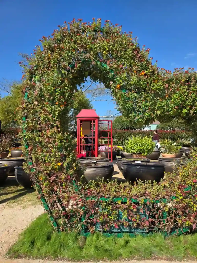 5. 지금은 보기 힘든 빨간 전화 박스