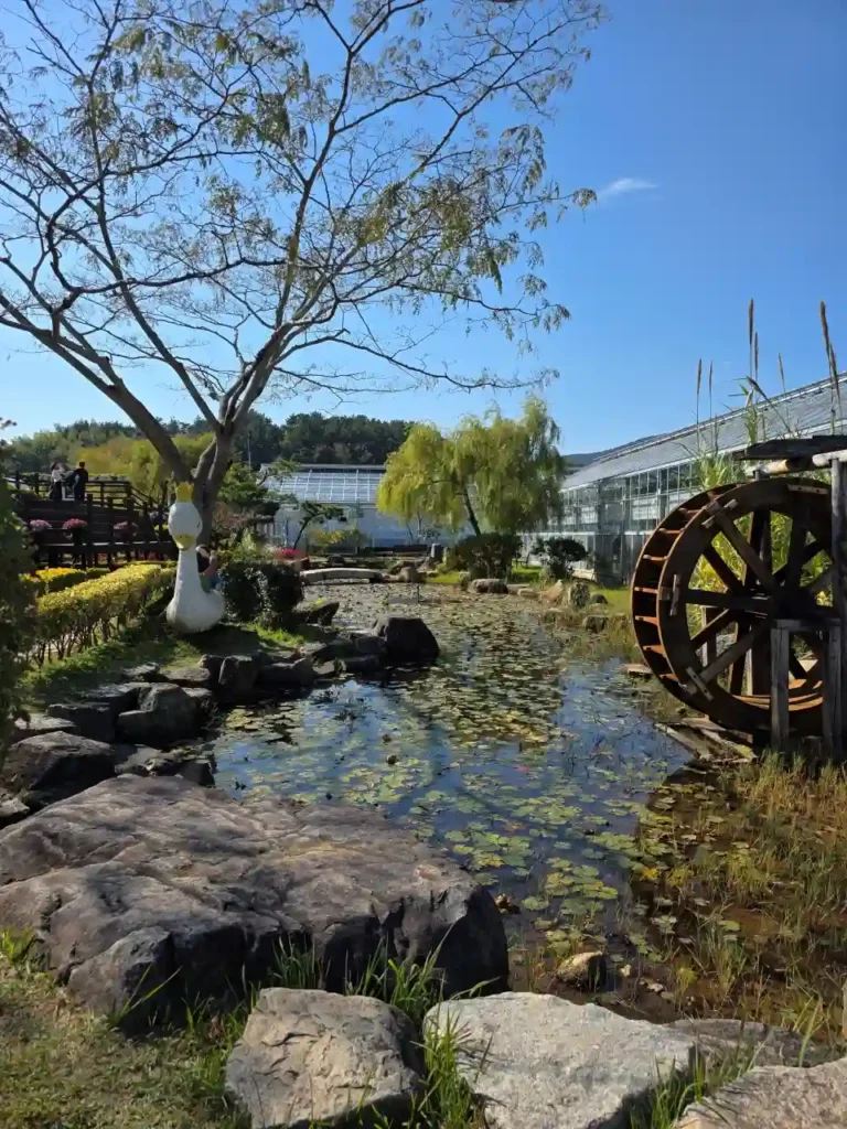 6. 연못과 물레방아가 매력적임