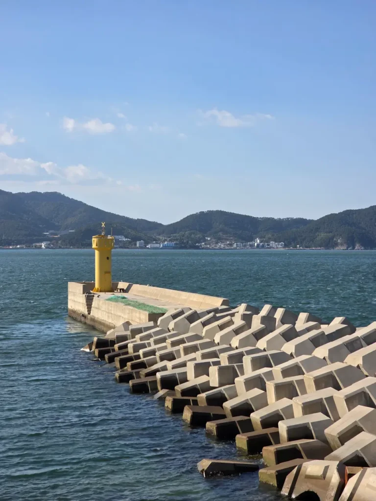 노란 등대와 신기한 모양의 테라포트