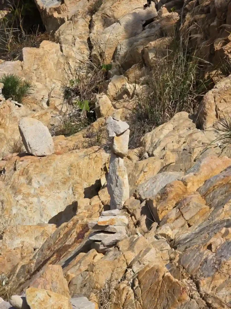 돌담을 쌓아 올린 모습