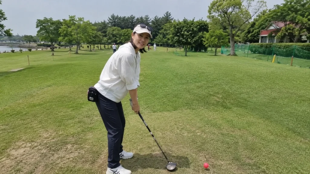 구미 파크골프장에서 게임을 즐기는 사람들 (ai 제작) (1)